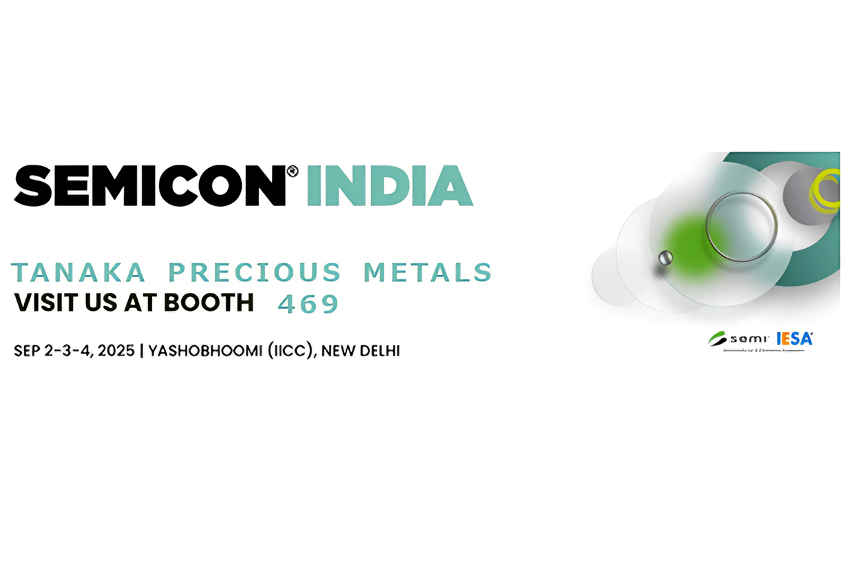 電気自動車に給油している画像