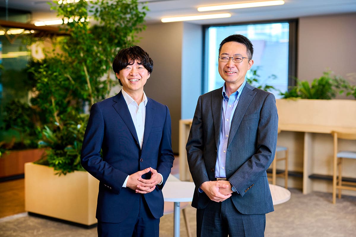 電気自動車に給油している画像