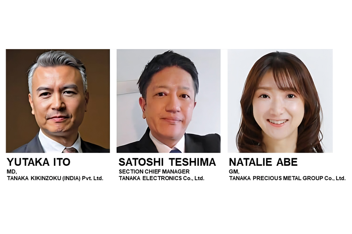 電気自動車に給油している画像